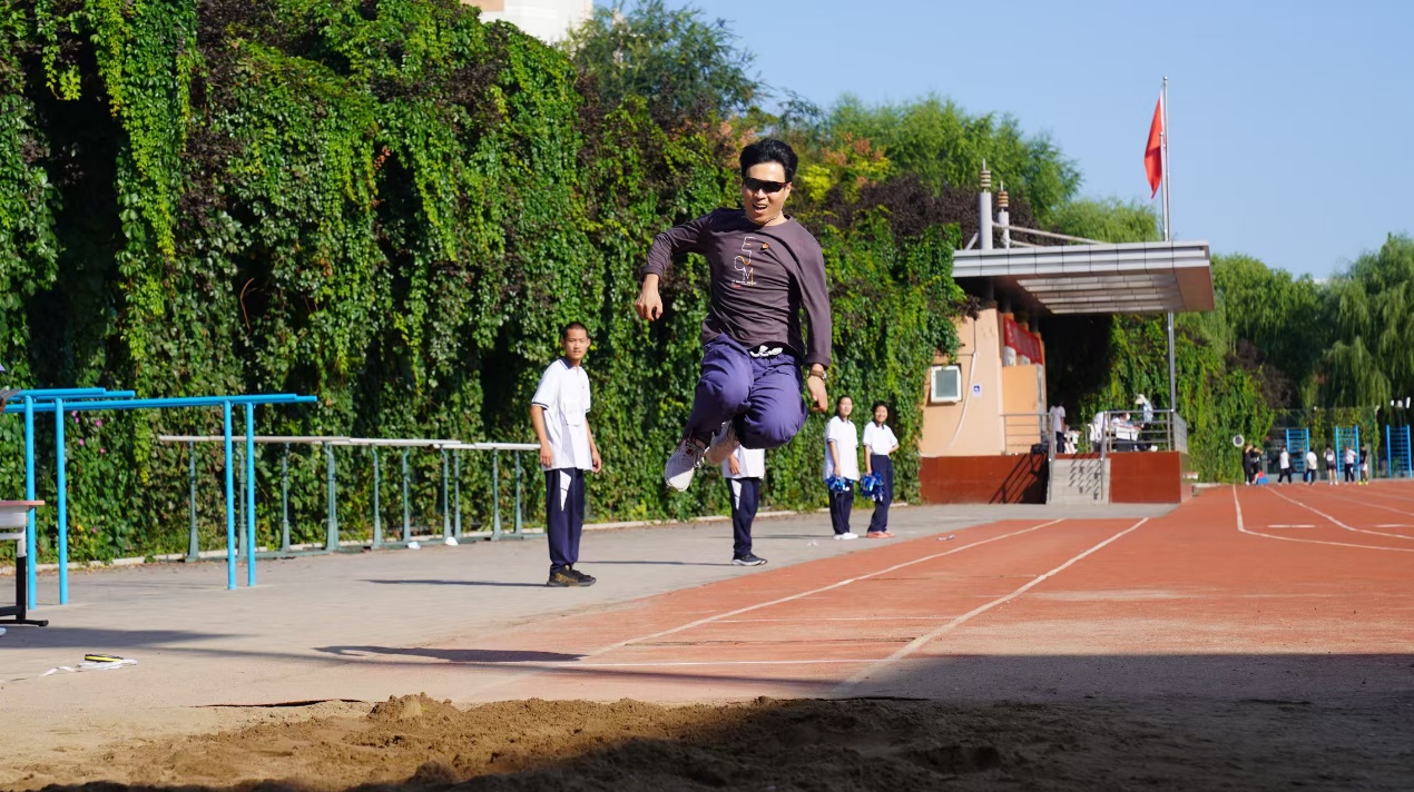 男人站在路边

AI 生成的内容可能不正确。