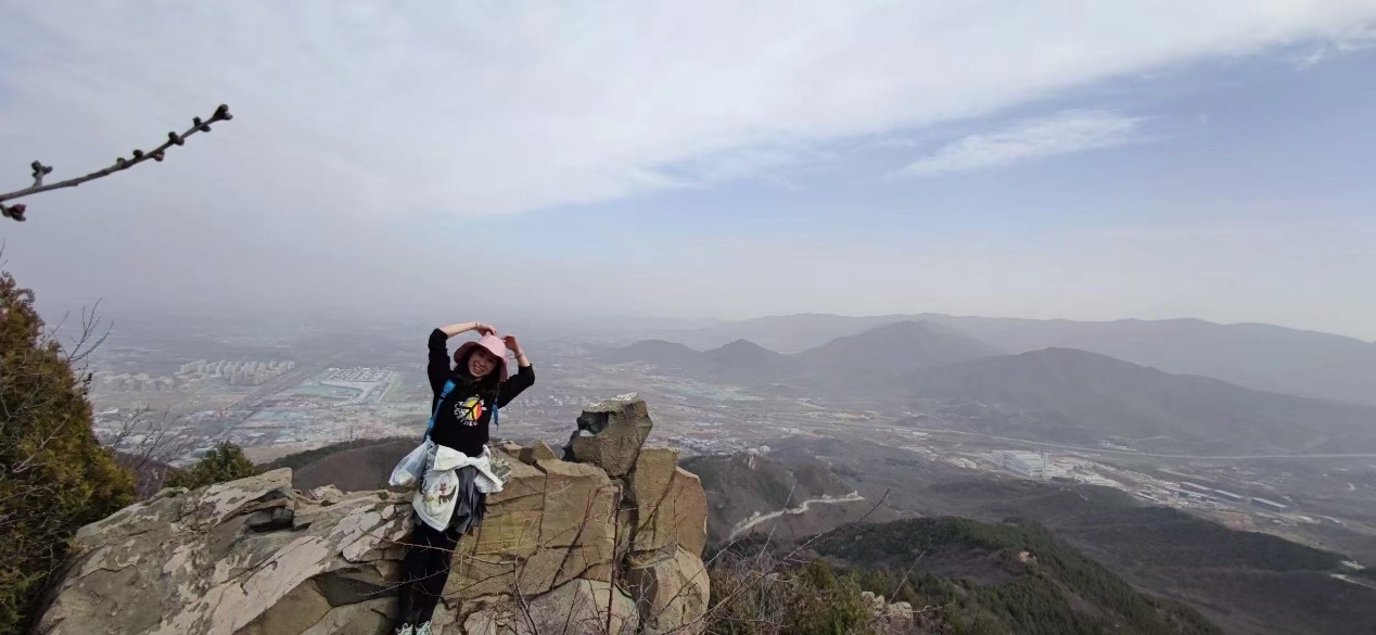 人站在山上

AI 生成的内容可能不正确。