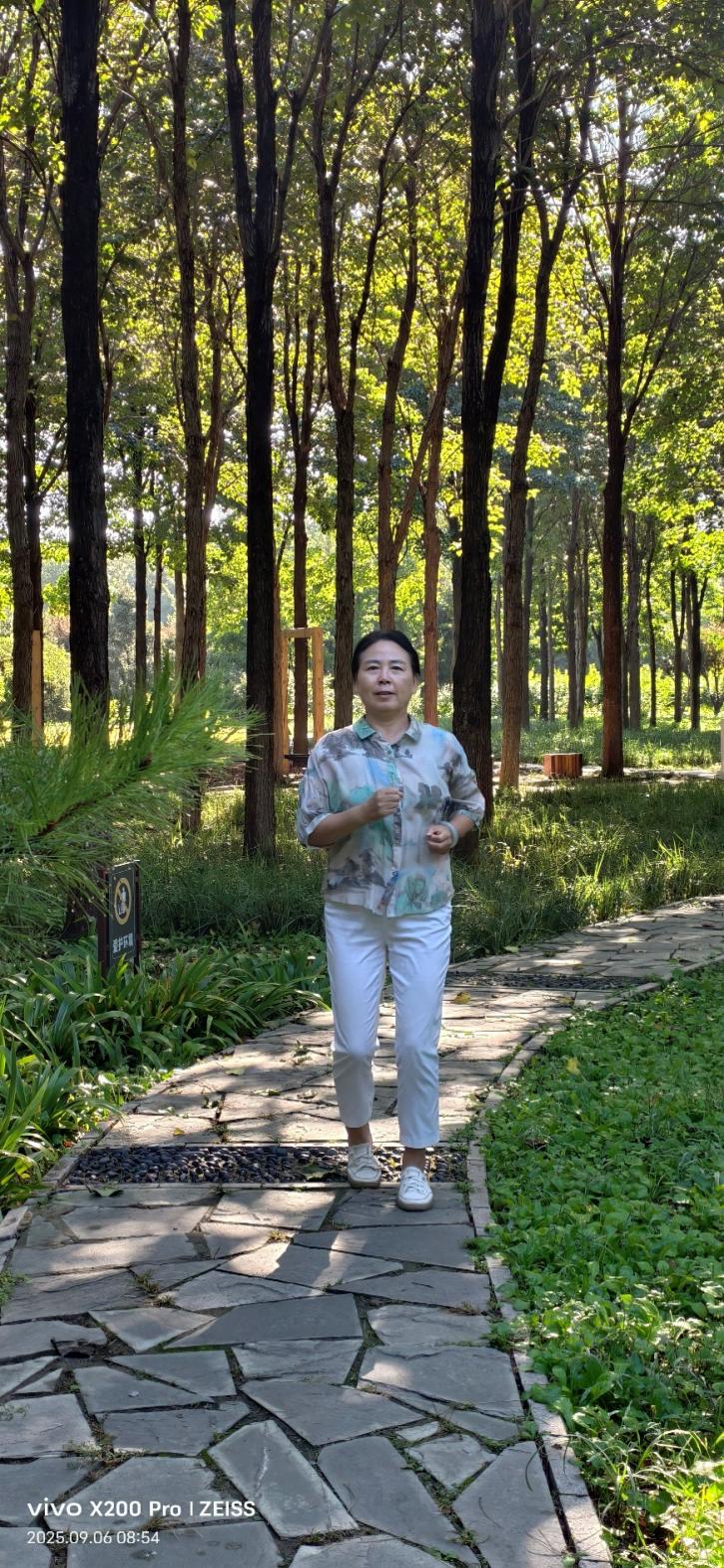 人在树林间的小路

AI 生成的内容可能不正确。