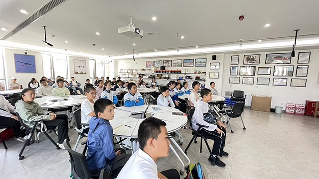 翱翔科技天空:昌平二中学子参加北航“飞临其境”无人机科普活动_图片2.png
