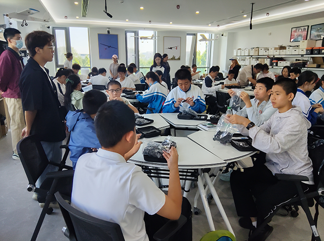 翱翔科技天空:昌平二中学子参加北航“飞临其境”无人机科普活动_图片3.png