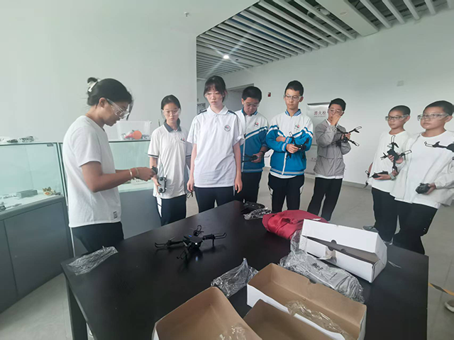 翱翔科技天空:昌平二中学子参加北航“飞临其境”无人机科普活动_图片8.png